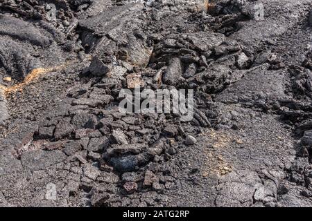 Leilani Estate, Hawaii, USA. - 14. Januar 2020: 2018 Kilauea Vulkanausbruch verhärtete schwarzes Lavafeld. Nahaufnahme von gerissenen Krustenfalten. Stockfoto