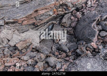 Leilani Estate, Hawaii, USA. - 14. Januar 2020: 2018 Kilauea Vulkanausbruch verhärtete schwarzes Lavafeld. Nahaufnahme von gerissenen Krustenschichten Stockfoto