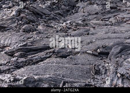 Leilani Estate, Hawaii, USA. - 14. Januar 2020: 2018 Kilauea Vulkanausbruch verhärtete schwarzes Lavafeld. Nahaufnahme von Flüssigkeiten wie Krustenschichten. Stockfoto