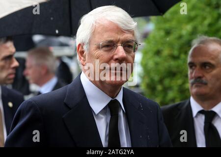 Der ehemalige britische Premierminister John Major trifft am Montag, den 25. August 2014, zur Beerdigung des fomer Taoiseach (irischer Premierminister) Albert Reynolds in der Sacred Heart Church in Donnybrook in Dublin ein. Herr Reynolds starb letzten Donnerstag im Alter von 81 Jahren nach langer Krankheit. Taoiseach Enda Kenny, Präsident Michael D Higgins und mehrere diensttuende und vergangene Politiker nahmen an der Trauermesse fest. Das Staatsbegräbnis war Reynolds, der von seiner Frau Kathleen, zwei Söhnen und fünf Töchtern, überlebt wird, mit vollen militärischen Ehren auf dem Shanganagh Cemetery im Süden Dublins begraben wird. Foto/Paul McErlane Stockfoto