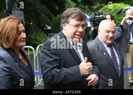 Der ehemalige Taoiseach Brian Cowan folgt der Beerdigung von Fomer Taoiseach (irischer Premierminister) Albert Reynolds, wie sie von irischen Soldaten nach der Equiem-Masse in der Sacred Heart Church in Donnybrook in Dublin, Montag, 25. August 2014, durchgeführt wird. Herr Reynolds starb letzten Donnerstag im Alter von 81 Jahren nach langer Krankheit. Taoiseach Enda Kenny, Präsident Michael D Higgins und mehrere diensttuende und vergangene Politiker nahmen an der Trauermesse fest. Das Staatsbegräbnis war Reynolds, der von seiner Frau Kathleen, zwei Söhnen und fünf Töchtern, überlebt wird, mit vollen militärischen Ehren auf dem Shanganagh Friedhof im Süden begraben wird Stockfoto