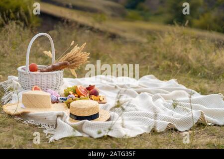 Stilvolle Sommer Picknick auf einer weißen Decke. In einem malerischen Ort der Natur der Hügel Stockfoto