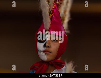 Indianapolis, Indiana, USA - 2. November 2019: Day of the Dead, Young Men führen den Tanz der Quetzales aus dem mexikanischen Bundesstaat Campeche auf Stockfoto