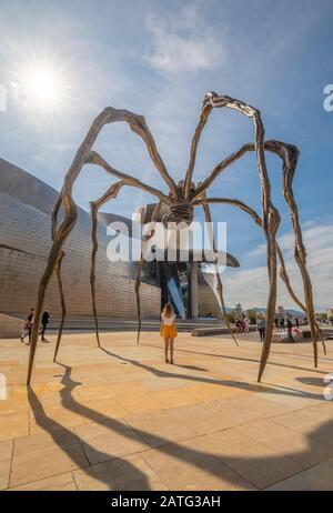 Frau steht unter einer Skulptur einer Riesenspinne im Guggenheim Museum, Bilbao, Baskenland, Spanien, Iberische Halbinsel, Westeuropa Stockfoto