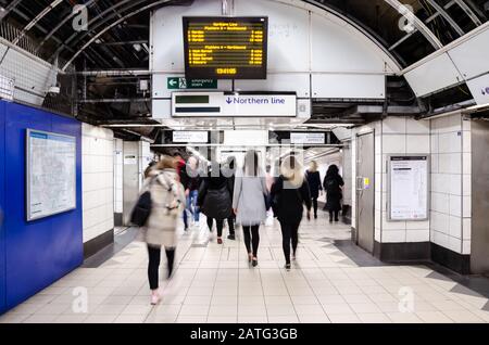 Passagiere beeilen sich einen Korridor an der U-Bahn-Station Bank London zu Bahnsteigen der Northern Line. Stockfoto