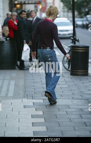 L'wren Scott Trug ihren neuen Ring für die Diamantenbindung, als sie aus dem Mayfair-Shop "Dover Street Market" in London ging, war L'wren mit Nicole Kidman zusammen. Für After Hours Exclusive Shopping (Credit-Image©Jack Ludlam) Stockfoto