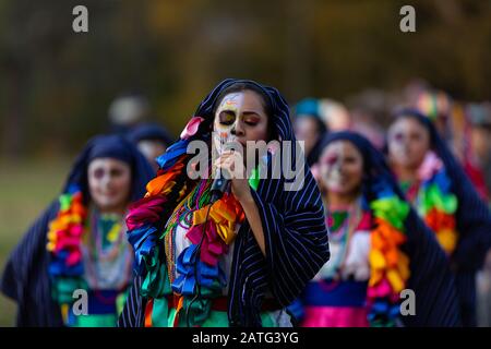 Indianapolis, Indiana, USA - 2. November 2019: Tag der Toten, Kleine Parade der Frauen verkleiden sich als Catrinas im Garfield Park Stockfoto