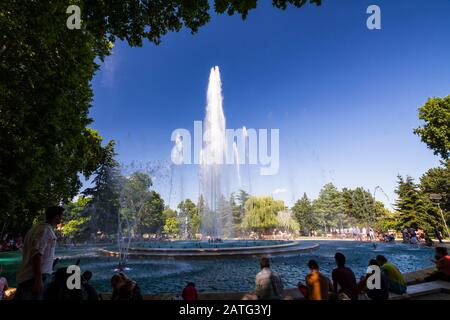 Budapest, Die Menge, die den Margaret Island Musical Fountain, Landscape, genießen - am 3. Juli 2019 in Ungarn. Stockfoto