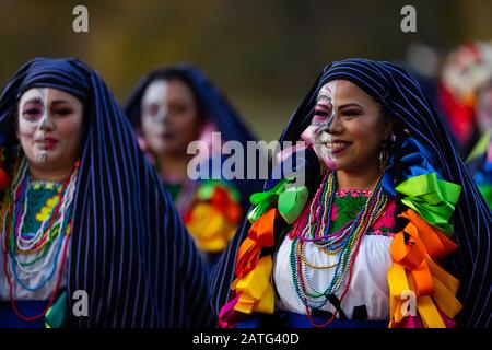 Indianapolis, Indiana, USA - 2. November 2019: Tag der Toten, Kleine Parade der Frauen verkleiden sich als Catrinas im Garfield Park Stockfoto