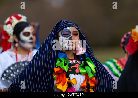 Indianapolis, Indiana, USA - 2. November 2019: Tag der Toten, Kleine Parade der Frauen verkleiden sich als Catrinas im Garfield Park Stockfoto