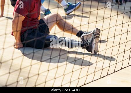 Parasporstman sitzt während eines Volleyballspiels Stockfoto