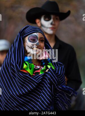 Indianapolis, Indiana, USA - 2. November 2019: Tag der Toten, Kleine Parade der Frauen verkleiden sich als Catrinas im Garfield Park Stockfoto