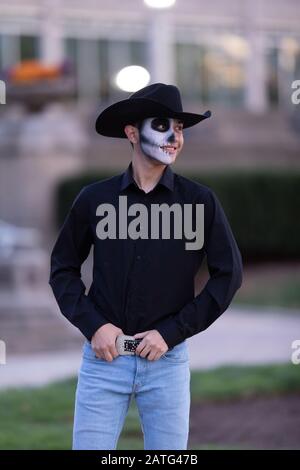 Indianapolis, Indiana, USA - 2. November 2019: Day of the Dead, Junger mexikaner mit seinem Gesicht als Schädel gemalt, der einen traditionellen Tanz aufführt Stockfoto