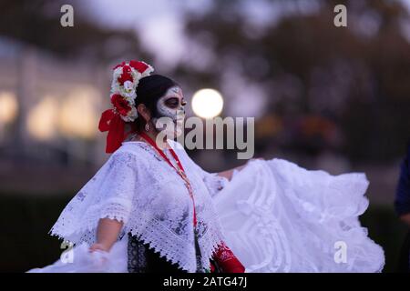 Indianapolis, Indiana, USA - 2. November 2019: Day of the Dead, mexikanische Frau, die nachts einen traditionellen Tanz aufführt Stockfoto