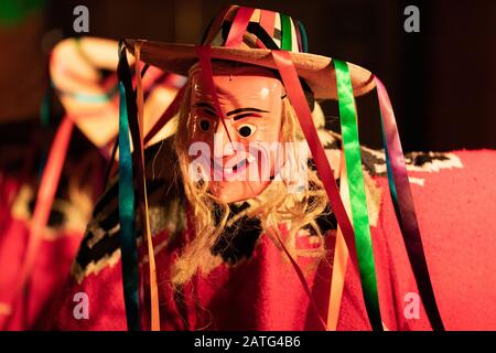 Indianapolis, Indiana, USA - 2. November 2019: Day of the Dead, Men Performing the Dance of the Viejitos Stockfoto