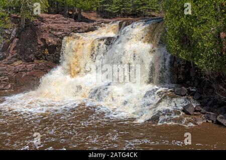 Quellwasser an den Upper Goosebery Falls inmitten der Red Rocks im Gooseberry Falls State Park in Minnesota Stockfoto