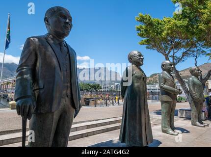 Statue der vier Friedensnobelpreisträger des Landes am Nobelplatz, V&A Waterfront, Kapstadt, Südafrika Stockfoto