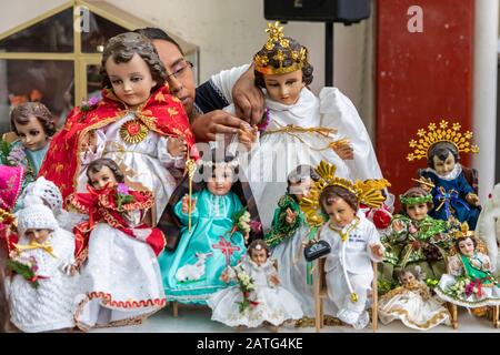 Oaxaca de Juarez, Mexiko. Februar 2020. Eine Frau arbeitet am Kostüm einer Jesuspuppe vor der Messe auf dem Sanchez Pascuas Nachbarschaftsmarkt auf der Dia de la Candelaria. Das Ereignis feiert 40 Tage nach der Geburt Jesu. Familien verkleiden Puppen des Baby-Jesus und bringen sie zur Masse, um gesegnet zu werden. Kredit: Jim West/Alamy Live News Stockfoto