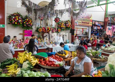 Oaxaca de Juarez, Mexiko. Februar 2020. Fr. Hector Zavala Balboa feiert die Messe auf dem Sanchez Pascuas Nachbarschaftsmarkt an der Dia de la Candelaria und feiert 40 Tage nach der Geburt Jesu. Familien verkleiden Puppen des Baby-Jesus und bringen sie zur Masse, um gesegnet zu werden. Kredit: Jim West/Alamy Live News Stockfoto