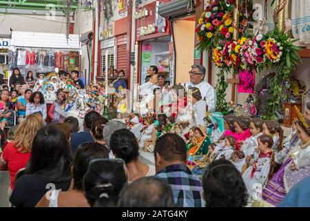 Oaxaca de Juarez, Mexiko. Februar 2020. Fr. Hector Zavala Balboa feiert die Messe auf dem Sanchez Pascuas Nachbarschaftsmarkt an der Dia de la Candelaria und feiert 40 Tage nach der Geburt Jesu. Familien verkleiden Puppen des Baby-Jesus und bringen sie zur Masse, um gesegnet zu werden. Kredit: Jim West/Alamy Live News Stockfoto