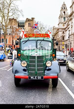 Brexit feiert am 30. Januar 2020 - Ein Lastwagen von Vintage Green Bedford mit Flaggen von Union Jack, der durch Westminster fährt Stockfoto