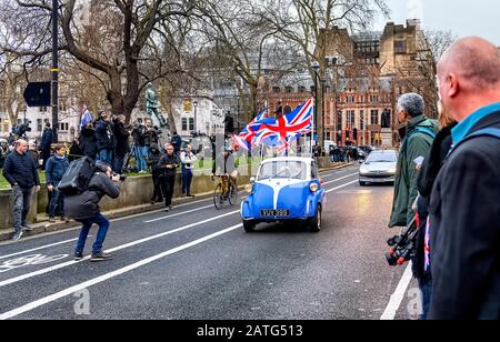 Brexit Feiert London UK 31. Januar 2020 ein BMW Isetta, der durch Westminster reist und Union Jack Flags trägt Stockfoto