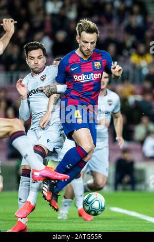 Camp Nou, Barcelona, Katalonien, Spanien. Februar 2020. La Liga Fußball, Barcelona gegen Levante; Ivan Rakitic vom FC Barcelona wird von Levante Defenders Credit: Action Plus Sports/Alamy Live News geärdet Stockfoto