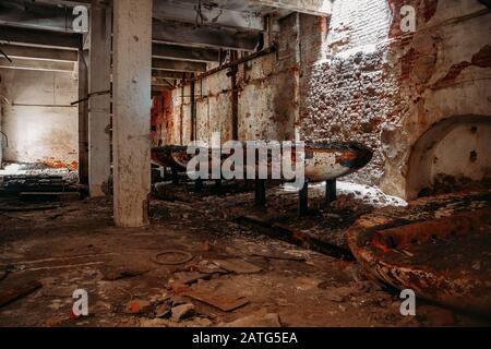 Alte verlassene und zerstörte Gebäude aus rotem Backstein in der ehemaligen Zuckerfabrik in Ramon, Region Woronesch Stockfoto