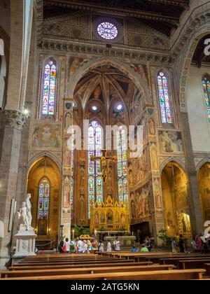 Gesamtansicht des Innenraums der Basilika Santa Croce, Florenz Stockfoto