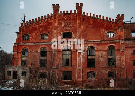 Alte verlassene und zerstörte Gebäude aus rotem Backstein in der ehemaligen Zuckerfabrik in Ramon, Region Woronesch Stockfoto