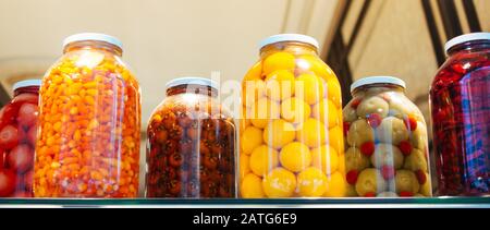 Bewahrt Gemüse in Glasgefäßen. Stockfoto