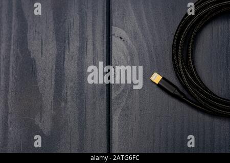 Geflechtstoffkabel mit Blitzstecker zum Anschluss elektronischer Geräte Stockfoto