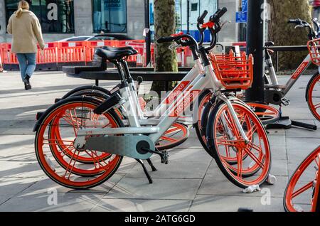 Mobike Leihfahrräder können auf einem Londoner Straßenbelag gemietet werden. Stockfoto