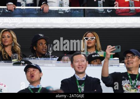 Miami Gardens, USA. Februar 2020. Jay-Z und Beyonce Knowles sehen Super Bowl LIV zwischen den San Francisco 49ers und den Kansas City Chefs, die am 2. Februar 2020 im Hard Rock Stadium in Miami Gardens, Florida abgehalten werden. (Foto von Anthony Behar/Sipa USA) Credit: SIPA USA/Alamy Live News Stockfoto