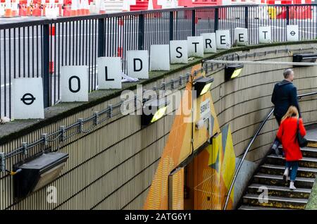 Menschen, die Schritte hinauf gehen, die hinauf und hinunter zu einer Einfahrt in Die Londoner U-Bahn-Station Old Street führen Stockfoto