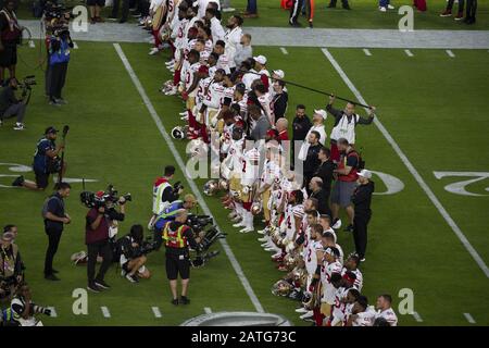 Miami Gardens, USA. Februar 2020. Die San Francisco 49ers stehen in einem Moment der Stille, um den Kobe Bryant von Los Angeles Lakers und acht weitere, die bei einem Hubschrauberabsturz in Kalifornien getötet wurden, vor Super Bowl LIV im Hard Rock Stadium in Miami Gardens am Sonntag, 2. Februar 2020 zu ehren. Foto von Tasos Katopodis/UPI Credit: UPI/Alamy Live News Stockfoto