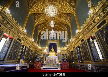 Phra Buddha Angkhiros, die Hauptfigur des Buddha in der Hauptkapelle des Wat Ratchabophit Sathit Maha Simaram Tempels, Bangkok, Thailand Stockfoto