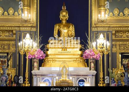 Phra Buddha Angkhiros, die Hauptfigur des Buddha in der Hauptkapelle des Wat Ratchabophit Sathit Maha Simaram Tempels, Bangkok, Thailand Stockfoto