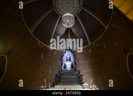 Buddha in der Meditation unter einem seven-Headed Naga unter dem königlichen neun gestuften Regenschirm im Wat Ratchabophit, Bangkok, Thailand Stockfoto