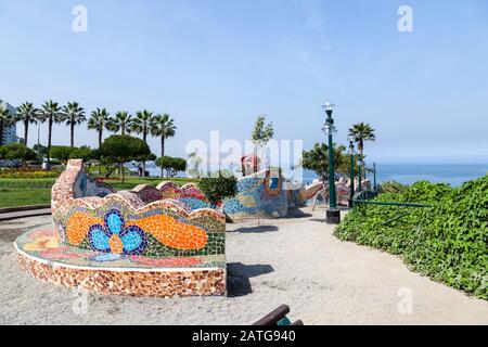 Miraflores, LIMA, PERU - 10. Mai 2016: Schöne Mosaikwände und die Statue Der Kuss von Victor Delfin, in el parque del Amor (Liebespark) mit Blick o Stockfoto