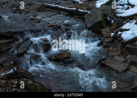 Ancaster Creek zu Sherman Falls in Hamilton, Ontario, Kalifornien, gebracht Stockfoto