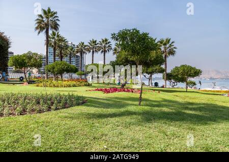 Miraflores, LIMA, PERU - 10. Mai 2016: Schöne Landschaftsgestaltung in el parque del Amor (Liebespark) mit Blick auf das Meer und die Stadt Lima. Mai 2016 Mir Stockfoto