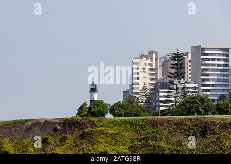 Miraflores, LIMA, PERU - 10. Mai 2016: Blick auf den Leuchtturm La Marina von über die Klippen in Miraflores, Lima. Mai 2016 Miraflores, Lima Peru. Stockfoto