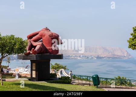 Miraflores, LIMA, PERU - 10. Mai 2016: Schöne Mosaikwände und die Statue Der Kuss von Victor Delfin, in el parque del Amor (Liebespark) mit Blick o Stockfoto