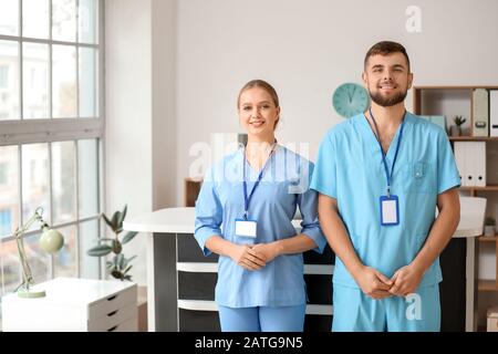 Männliche und weibliche Rezeptionisten in der Klinik Stockfoto