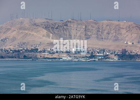 Miraflores, LIMA, PERU - 10. Mai 2016: Blick über die Bucht von Miraflores zur Christusstatue und zum Distrikt Chorillos, Lima. Mai 2016 Mira Stockfoto