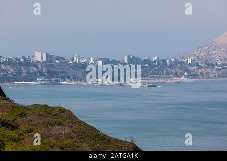 Miraflores, LIMA, PERU - 10. Mai 2016: Blick über die Bucht von Miraflores zum Distrikt Chorillos in Lima, Peru am 10. Mai 2016. Stockfoto