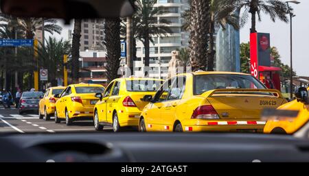 Miraflores, LIMA, PERU - 10. Mai 2016: Fahren in einer Stadt, in der die große Mehrheit der Fahrzeuge auf der Straße Taxis sind, wie hier eine Reihe gelber Taxis zu sehen ist Stockfoto