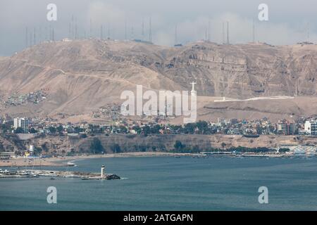 Miraflores, LIMA, PERU - 10. Mai 2016: Blick über die Bucht von Miraflores zur Christusstatue und zum Distrikt Chorillos, Lima. Mai 2016 Mira Stockfoto