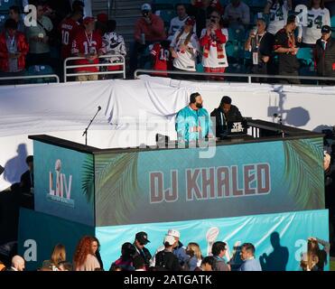 Miami Gardens, USA. Februar 2020. DJ Khaled unterhält sich am Sonntag, 2. Februar 2020, vor Super Bowl LIV im Hard Rock Stadium in Miami Gardens. Foto von Jon SooHoo/UPI Credit: UPI/Alamy Live News Stockfoto